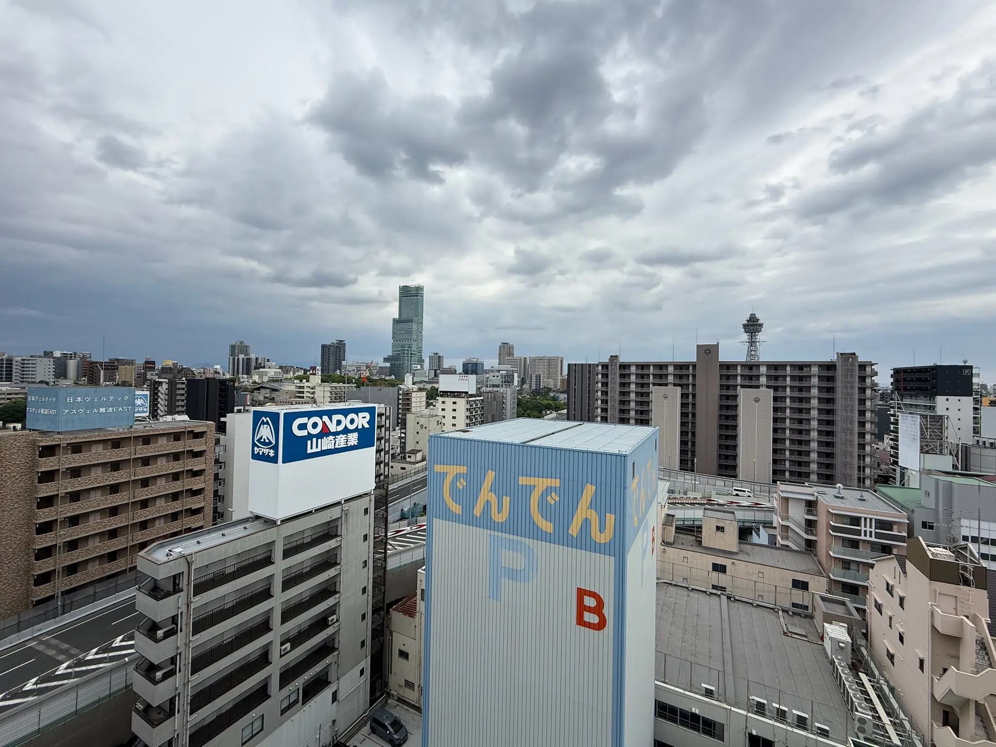 大阪住宿推薦|谷町君酒店 惠美須町72:CP值爆表!房間大到能跑步、自帶洗脫烘廚房的家庭旅遊神級公寓 8 谷町君酒店 惠美須町72 (Tanimachi-kun HOTEL Ebisucho 72)戶外陽台