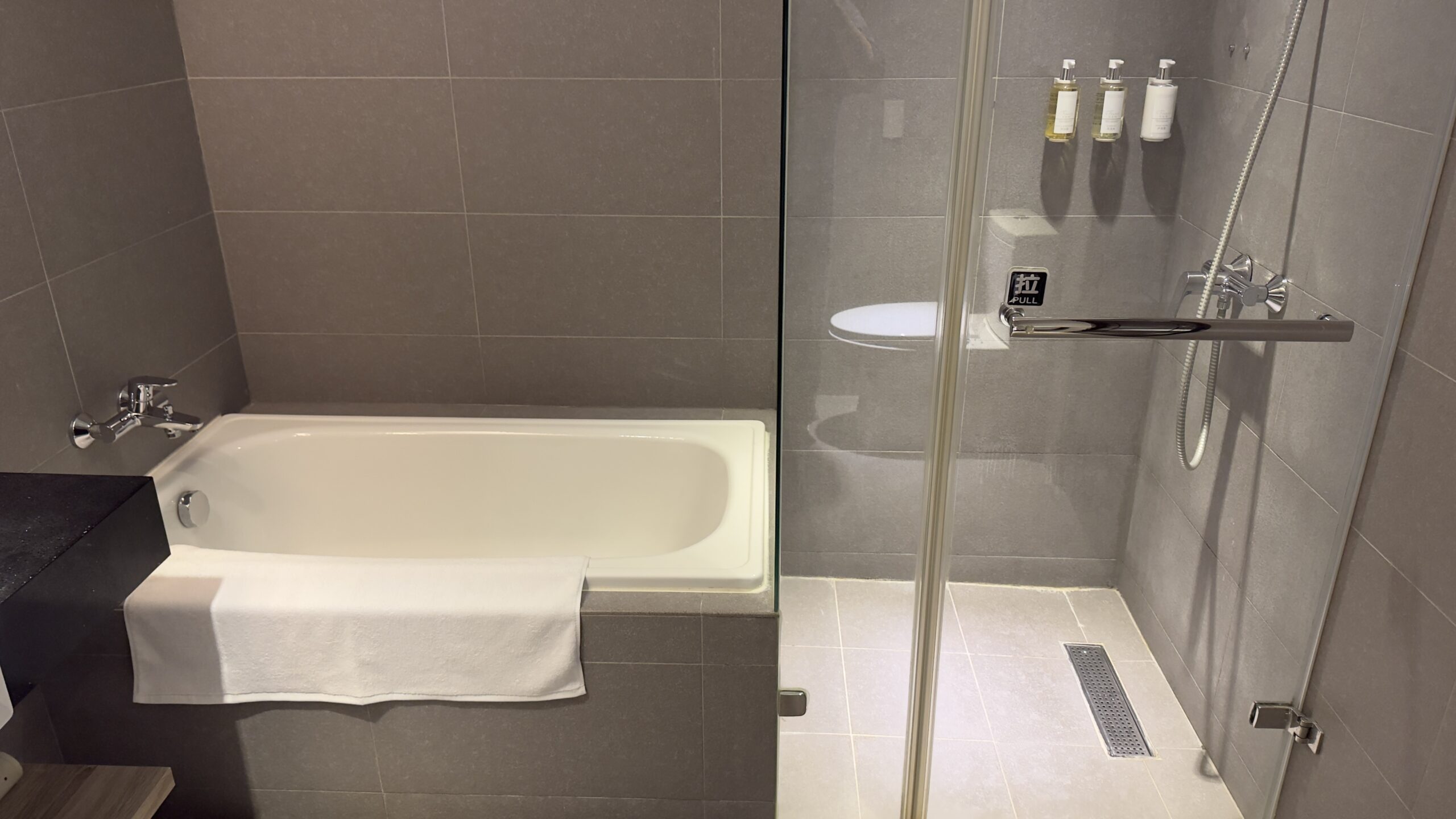 2025台灣第一家Holiday Inn Taoyuan Airport桃園機場假日酒店開箱|鄰近 Xpark、華泰名品城,旅遊搭機都方便 14 乾溼分離
