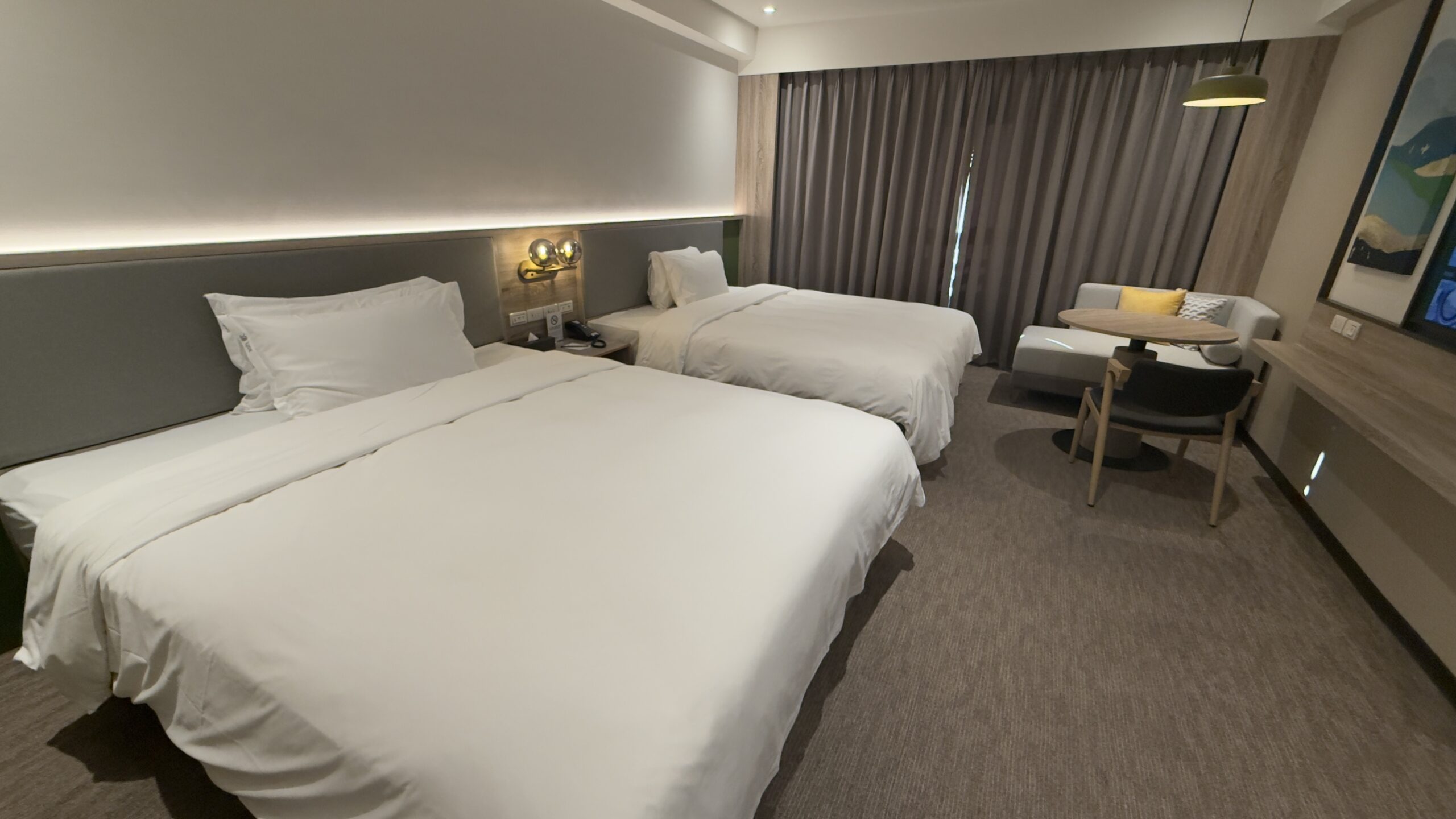2025台灣第一家Holiday Inn Taoyuan Airport桃園機場假日酒店開箱|鄰近 Xpark、華泰名品城,旅遊搭機都方便 11 Holiday Inn Taoyuan Airport桃園機場假日酒店現代舒適的雙床客房,完美適合商務或家庭旅客,提供宜人的入住體驗。