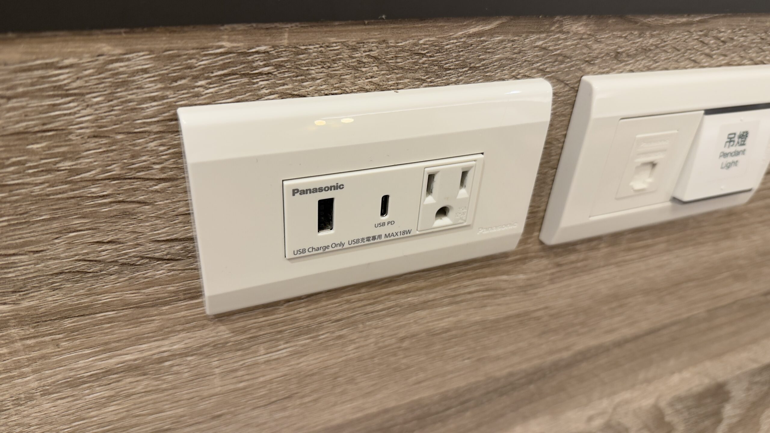 2025台灣第一家Holiday Inn Taoyuan Airport桃園機場假日酒店開箱|鄰近 Xpark、華泰名品城,旅遊搭機都方便 12 房間牆上附有許多插座,也有SUB孔不用再使用插頭相當方便。