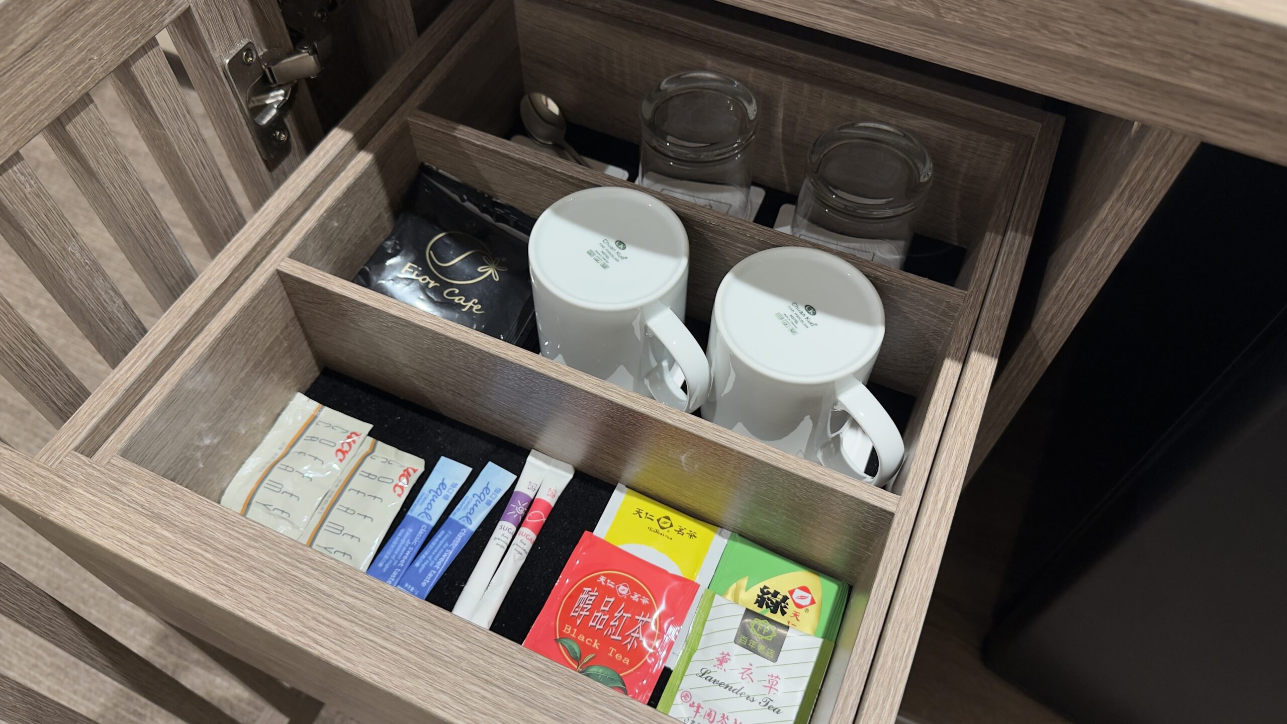 2025台灣第一家Holiday Inn Taoyuan Airport桃園機場假日酒店開箱|鄰近 Xpark、華泰名品城,旅遊搭機都方便 10 Holiday Inn Taoyuan Airport桃園機場假日酒店飯店還有提供茶包和兩個掛耳咖啡包