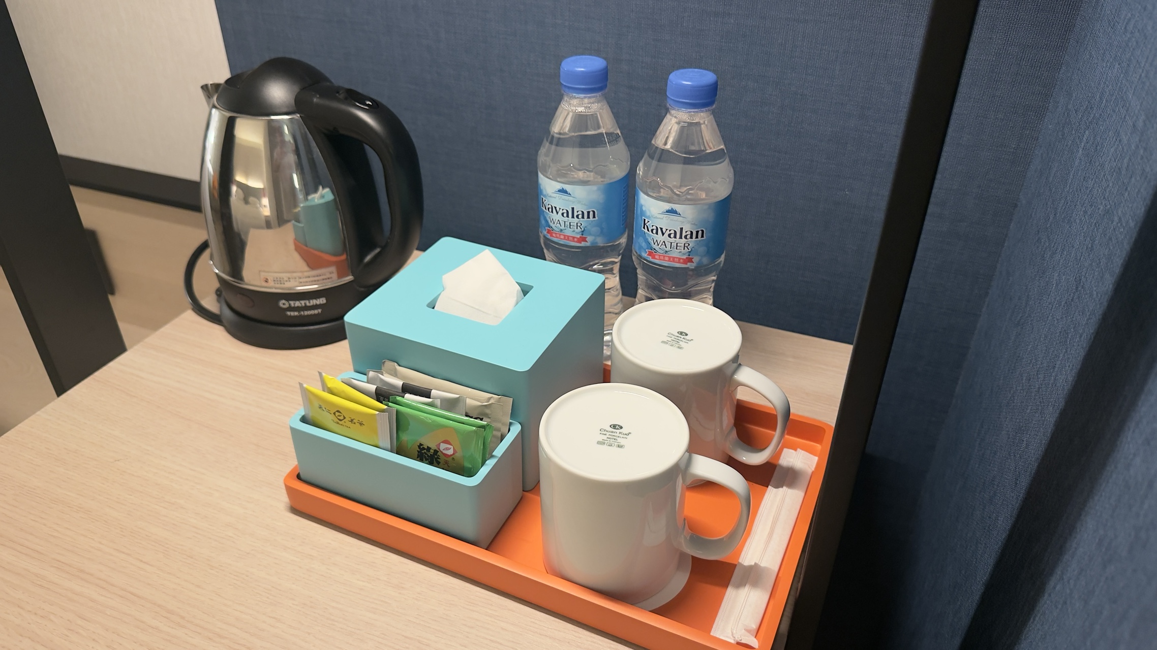 台北車站智選假日酒店Holiday Inn Express實住心得 10 小冰箱上方有放兩瓶水和茶包、咖啡包,並提供一個電熱水壺