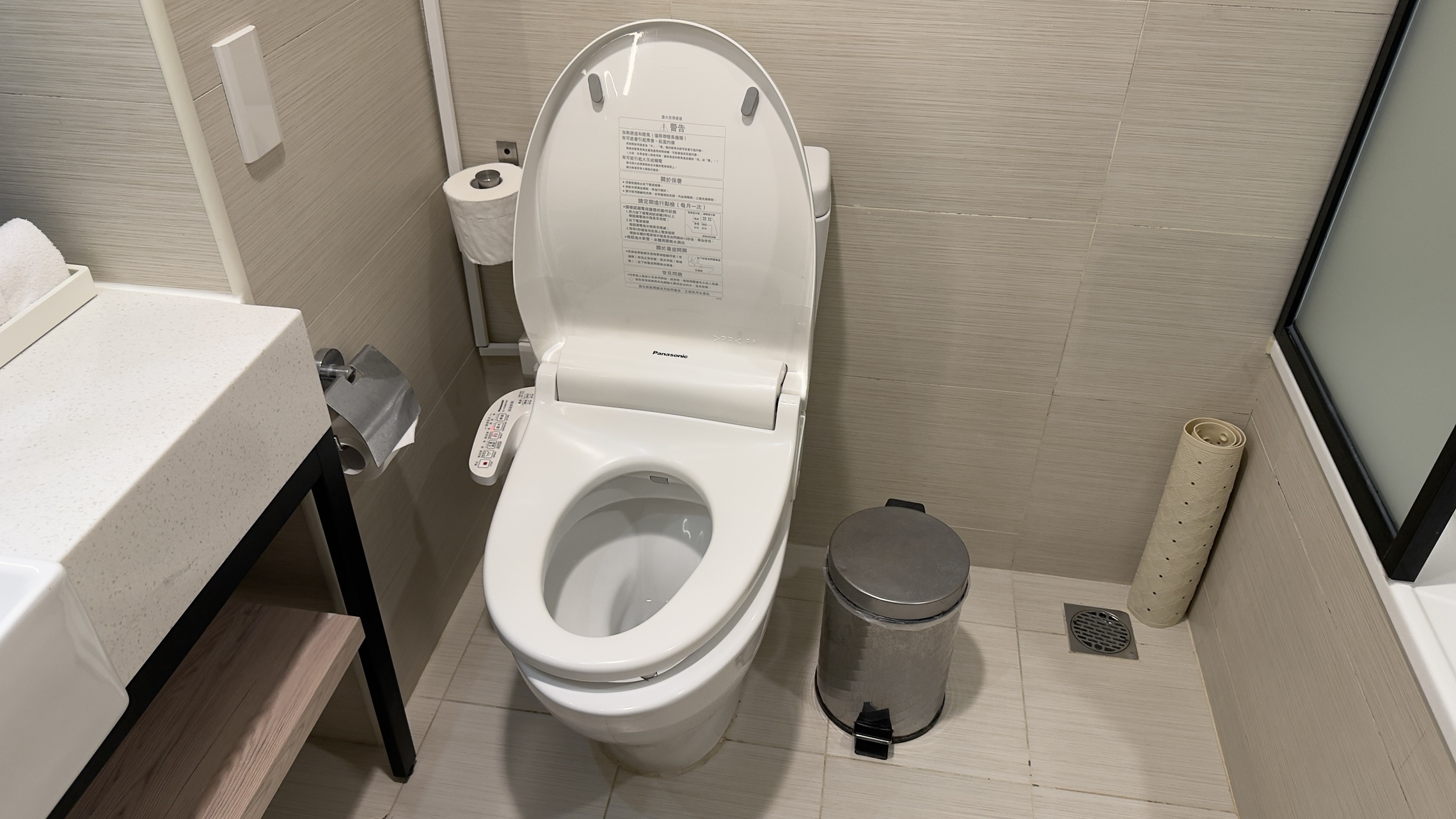 台北車站智選假日酒店Holiday Inn Express實住心得 21 馬桶使用的是免治馬桶