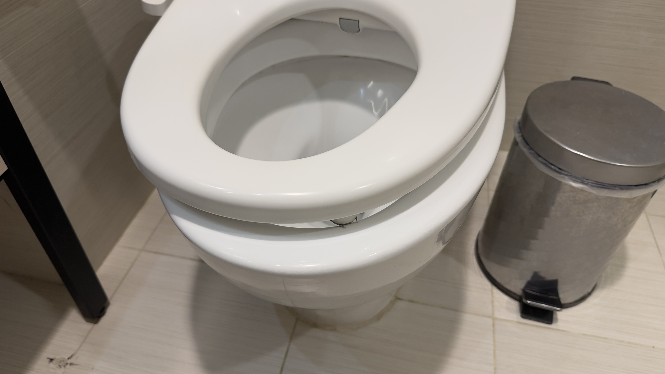 台北車站智選假日酒店Holiday Inn Express實住心得 22 但安裝的非常隨便,看這張照片就能清楚見到坐墊與馬桶下邊是完全不在一個線上,連移動到正確位置都沒辦法